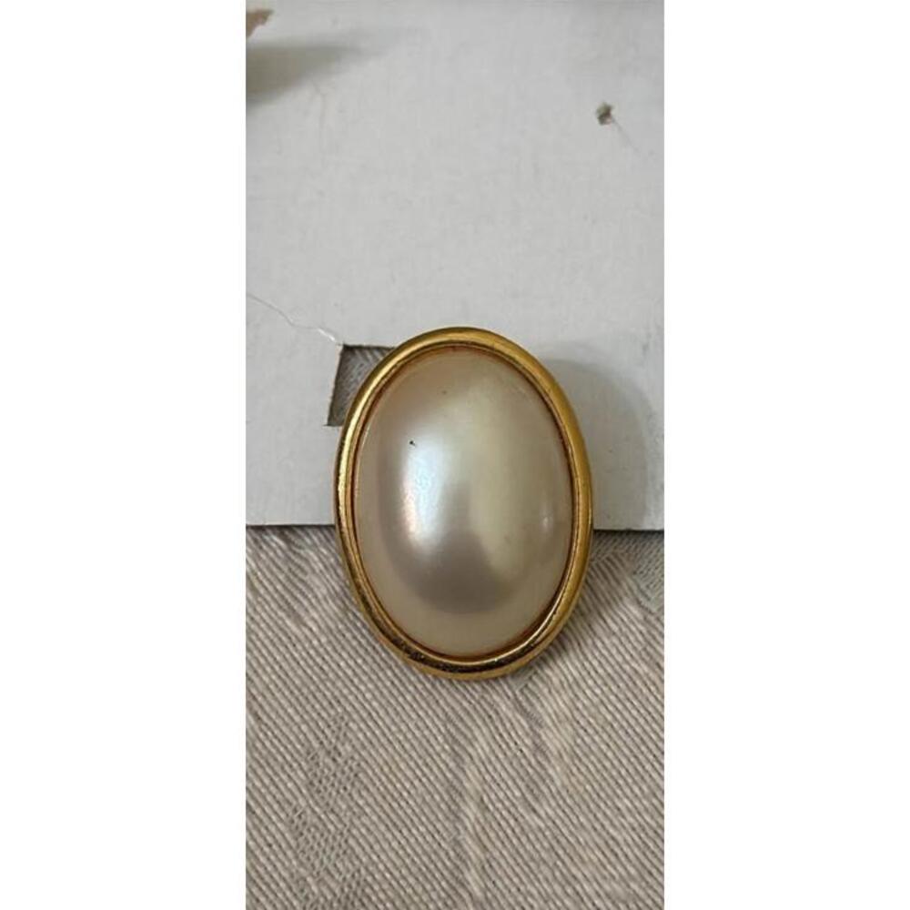 Gold Tone Oval Pearl Clip On Earrings‎ - Picture 2 of 3